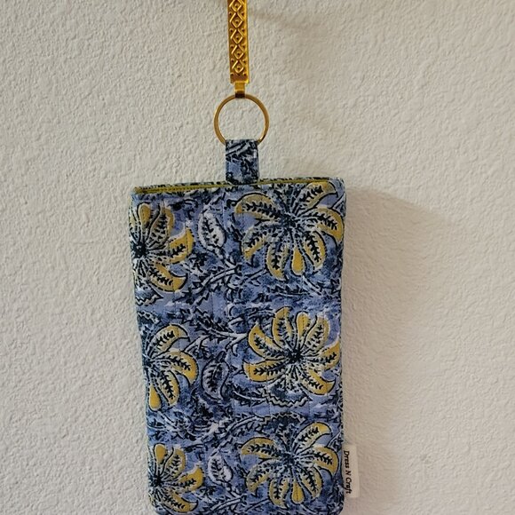 NWOT Hands Free Cell Phone Bag/Purse/Slip On/Walking/Athleisure/Holster/Belt - Picture 1 of 4